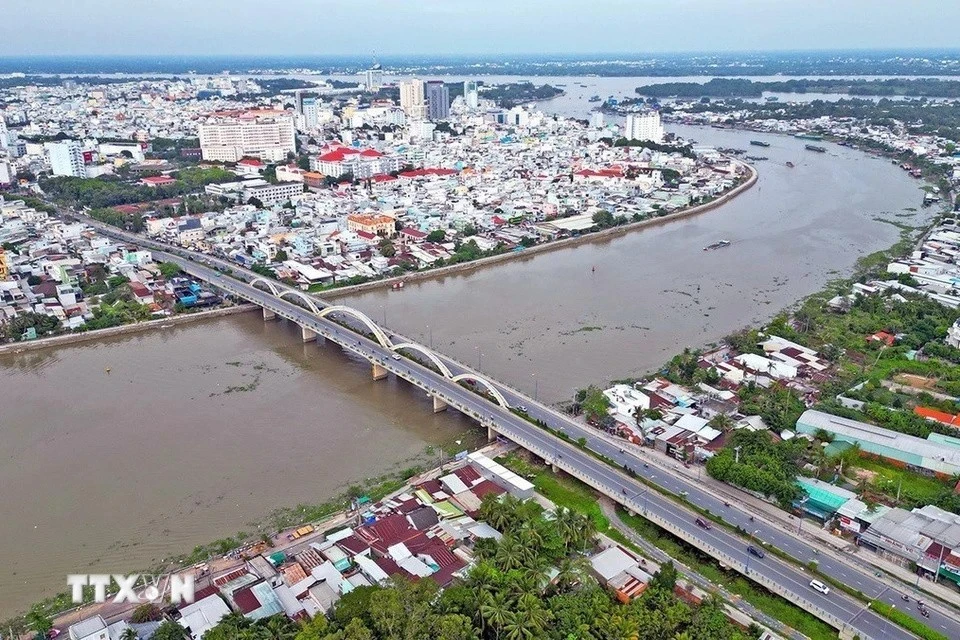 El puente Quang Trung, ubicado en la entrada sureña de la ciudad, juega un papel clave como catalizador para el desarrollo económico y la atracción de inversiones. (Foto: VNA)