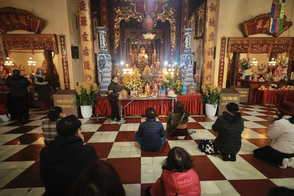 La gente visita el templo Quan Su durante el Tet Nguyen Tieu. (Foto: VNA)