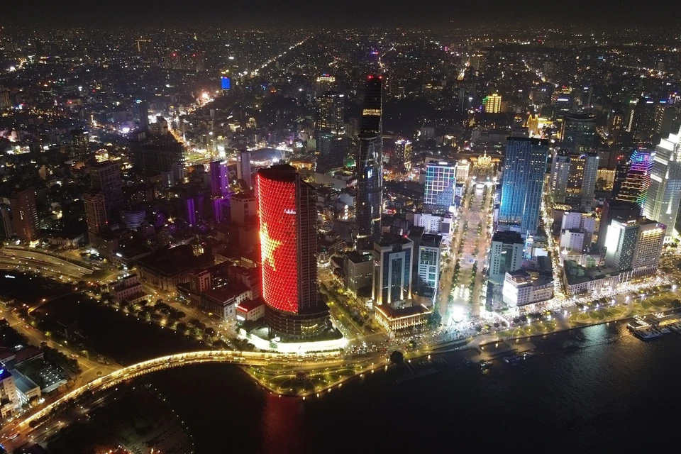 Un rincón de Ciudad Ho Chi Minh junto al río Saigón, que se desarrolla de forma sincronizada, moderna y con esplendidas luces por la noche. Foto: Quoc Khanh - VNA