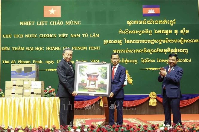 El presidente To Lam entrega un obsequio a la Universidad Real de Phnom Penh. (Fuente: VNA)