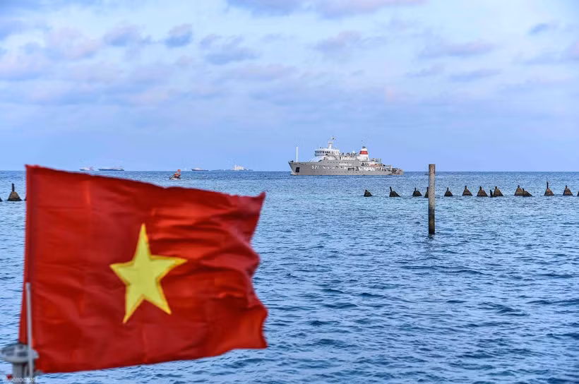 La bandera vietnamita ondea en la zona de la isla Sinh Ton Dong, Truong Sa, abril de 2023. (Foto: baoquocte.vn)
