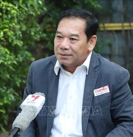 Vanxay Tavinyan, vicepresidente de la Comisión de Propaganda y Educación del Comité Central del Partido Popular Revolucionario de Laos y editor en jefe del periódico Pasaxon, durante una entrevista concedida a la Agencia Vietnamita de Noticias (Fuente: VNA)