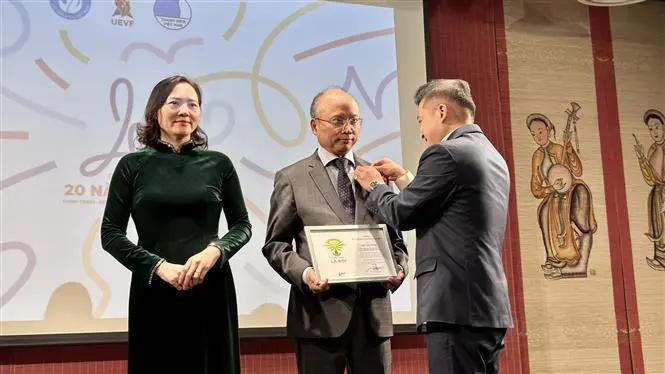 Nguyen Phan Bao Thuy, presidente de la UEVF, entrega la medalla conmemorativa "La boi", la más notable de la entidad, al embajador de Vietnam en Francia, Dinh Toan Thang. (Fuente: VNA)