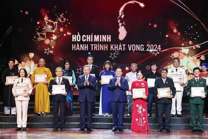 El secretario general del Partido Comunista de Vietnam (PCV), To Lam, y el jefe de la Comisión de Propaganda y Educación del Comité Central del PCV, Nguyen Trong Nghia, entregaron certificados y logotipos para honrar a 25 ejemplares destacados en el estudio y seguimiento de la ideología, la moral y el estilo del Presidente Ho Chi Minh. (Fuente: VNA)