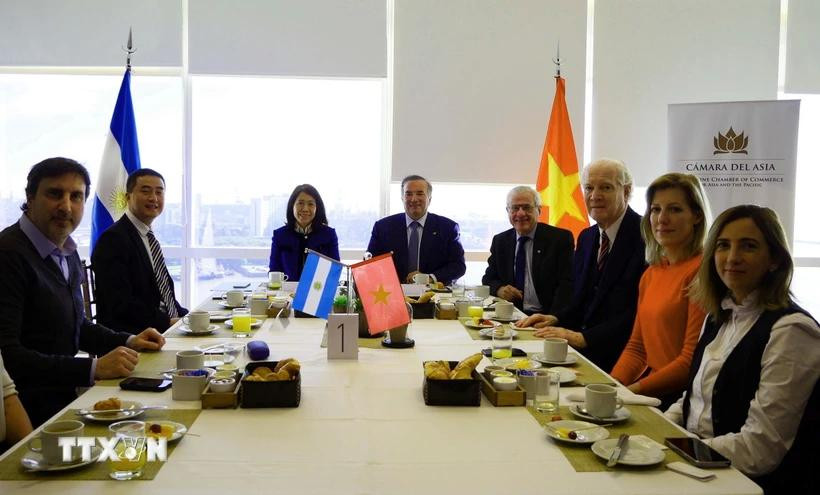 Empresarios argentinos en el evento. (Fuente: VNA)