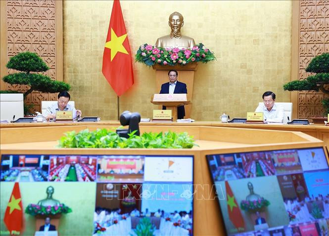 El primer ministro Pham Minh Chinh preside la reunión ordinaria del Gobierno correspondiente a junio de 2024. (Fuente: VNA)