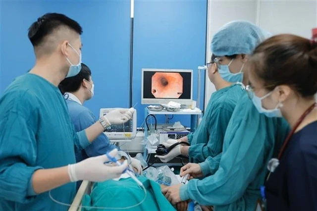 En una operación de Endoscopia en el Hospital Bach Mai de Hanoi. (Foto: VNA)