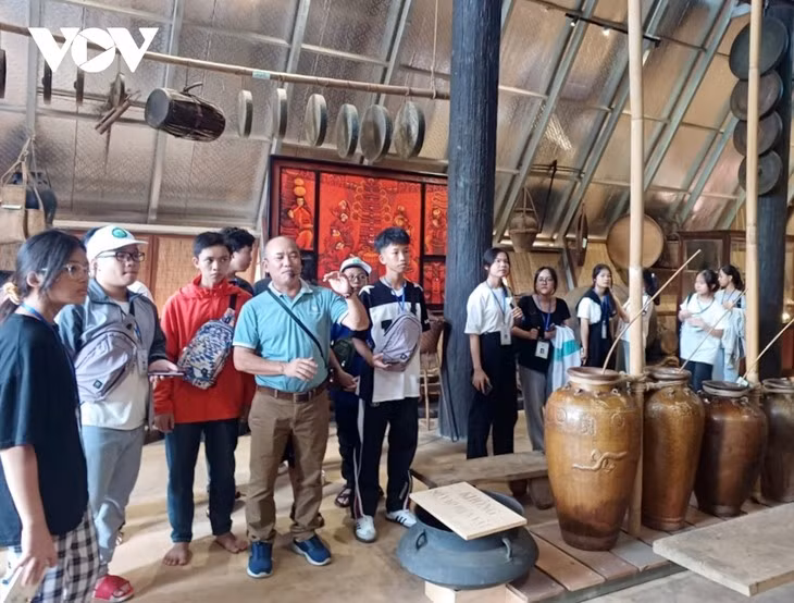 Los jóvenes aprendiendo de la cultura tradicional de los Ede. (Fuente:vovworld.vn)