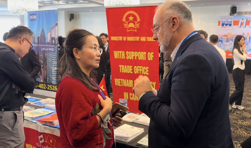 La consejera comercial de la Embajada de Hanoi en Ottawa, Tran Thu Quynh, habla con Aref Salem, concejal de la ciudad de Montreal por el distrito de Saint Laurent. (Fuente:VNA)