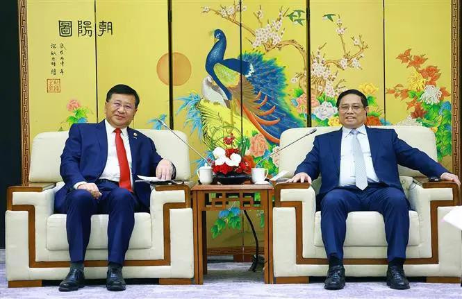 El primer ministro vietnamita, Pham Minh Chinh, recibe al presidente de la Corporación de Construcción de Ferrocarriles de China (CRCC), Dai Hegen. (Fuente: VNA)