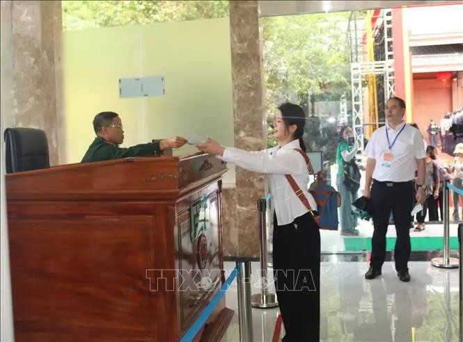 Turistas chinos entran en Vietnam para visitar el área paisajística de las cascadas Ban Gioc (Vietnam) - Duc Thien (China). (Fuente: VNA)