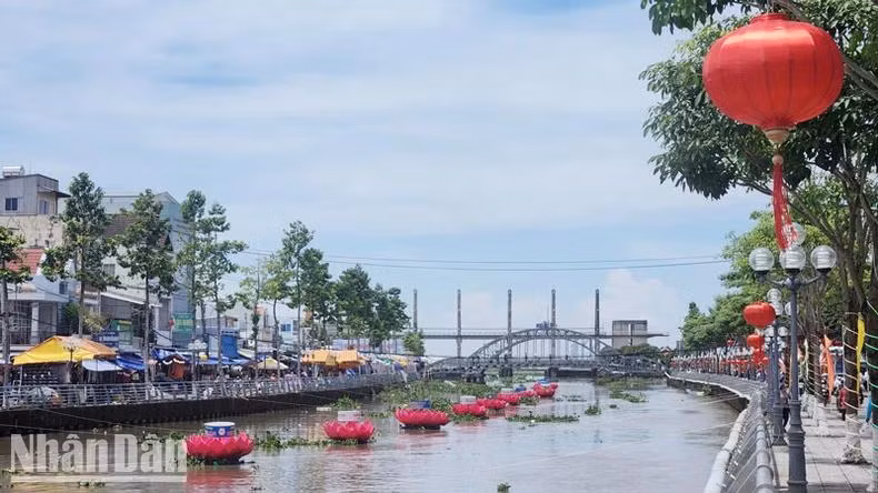Se decoran con linternas de colores en el río Kien. (Fuente: nhandan.vn)