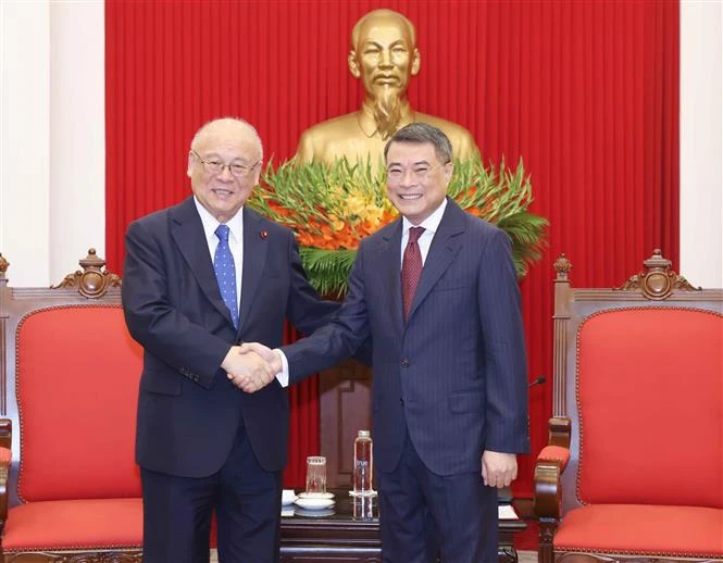 El miembro del Buró Político, secretario del Comité Central del Partido Comunista de Vietnam (PCV) y jefe de su Comisión de Organización, Le Minh Hung, recibió a Takebe Tsutomu, asesor especial de la Alianza Parlamentaria de Amistad Japón-Vietnam. (Fuente:VNA)