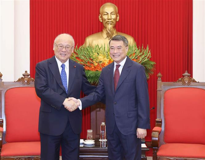 El miembro del Buró Político, secretario del Comité Central del Partido Comunista de Vietnam (PCV) y jefe de su Comisión de Organización, Le Minh Hung, recibió a Takebe Tsutomu, asesor especial de la Alianza Parlamentaria de Amistad Japón-Vietnam. (Fuente:VNA)