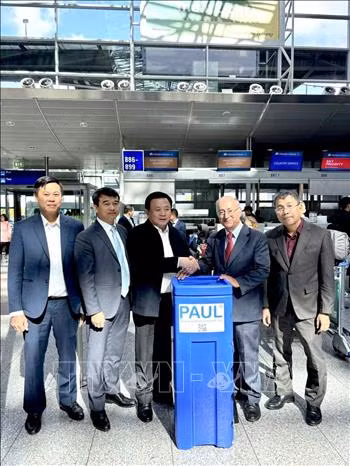 Kambiz Ghawami, presidente del Servicio Universitario Mundial (WUS) de Alemania, entregó de manera simbólica 18 filtros de agua PAUL (Unidad acuática portátil para salvar vidas) a localidades vietnamitas afectadas por el supertifón Yagi. (Fuente:VNA)