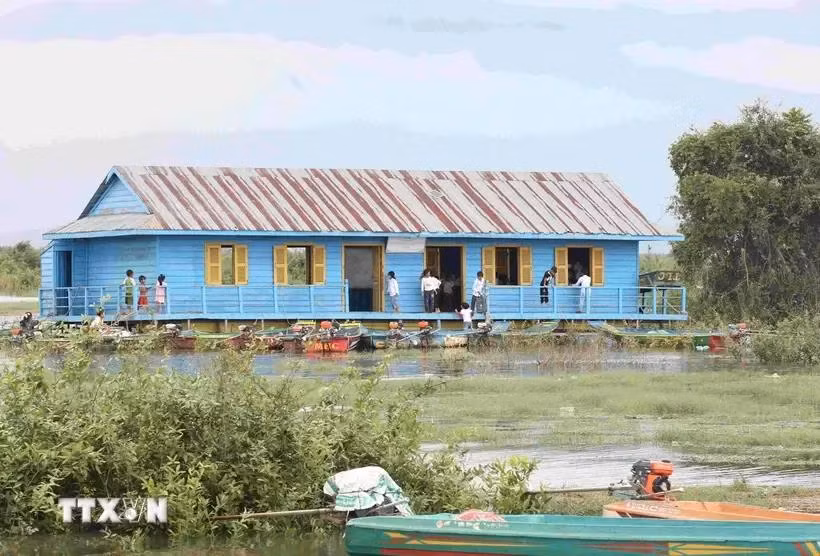Una de las escuelas flotantes en el lago Tonlé. (Fuente: VNA)