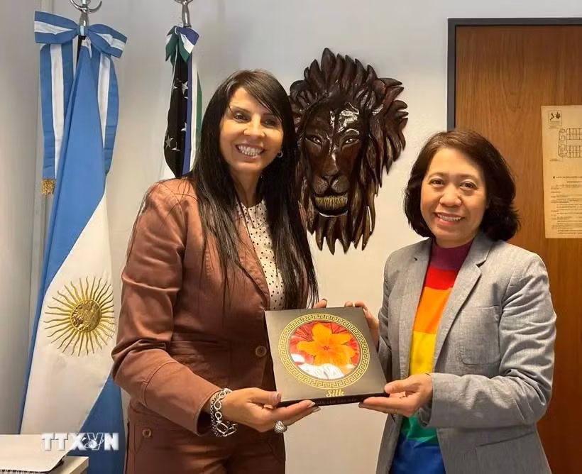 La embajadora de Vietnam en Argentina, Ngo Minh Nguyet, y la diputada nacional por la provincia de Río Negro, Lorena Villaverde. (Fuente: VNA)