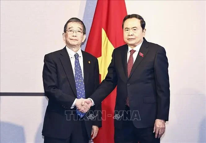 El presidente de la Asamblea Nacional, Tran Thanh Man, y el presidente de la Asociación de Amistad Nagasaki-Vietnam, Tomioka Tsutomu. (Foto: VNA)