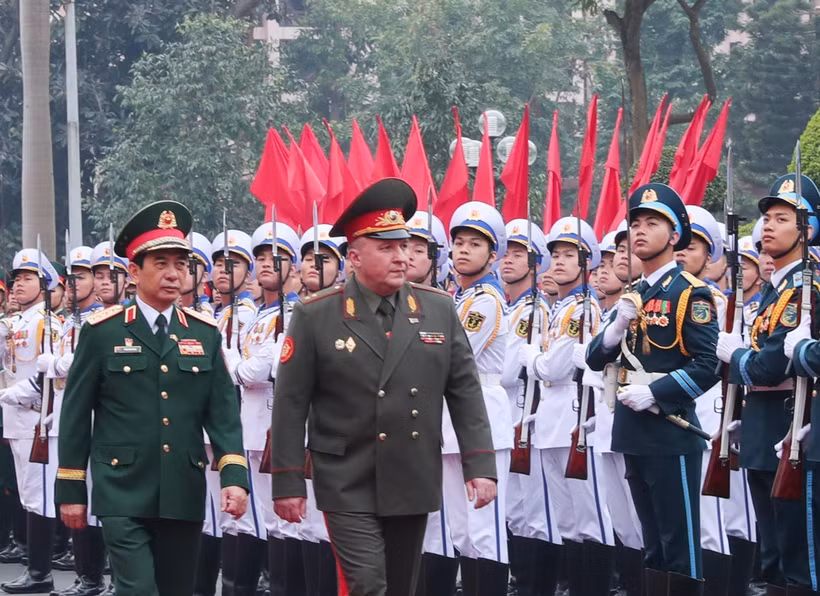 El general Phan Van Giang, ministro de Defensa de Vietnam y el teniente general Khrenin Viktor Gennadievich, ministro de Defensa de Belarús. (Fuente: VNA)
