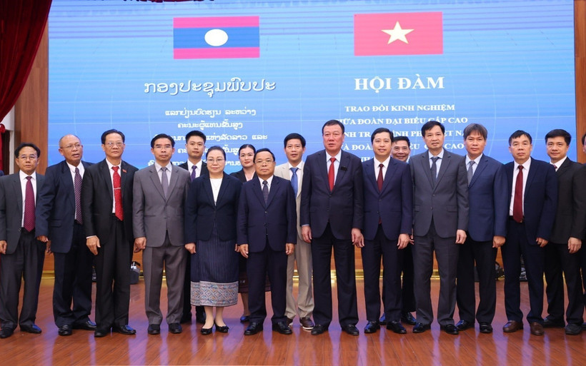 El inspector general del Gobierno de Vietnam, Doan Hong Phong, recibe en Hanoi al jefe del Comité de Inspección del Comité Central del Partido Popular Revolucionario y titular de la Autoridad Estatal de Inspección de Laos, Khamphanh Phommathath. (Fuente:VNA)
