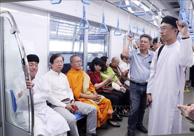 Representantes étnicos y religiosos prueban primera línea de metro de Ciudad Ho Chi Minh. (Fuente:VNA)