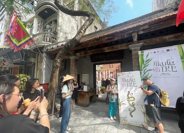 Visitantes a la exposición (Fuente: nhandan.vn)