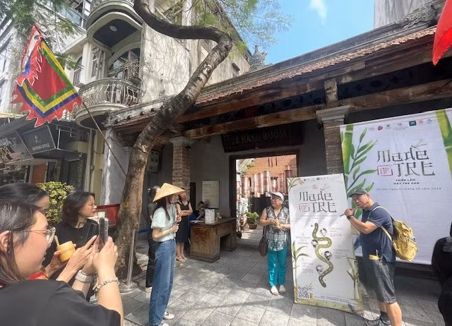 Visitantes a la exposición (Fuente: nhandan.vn)