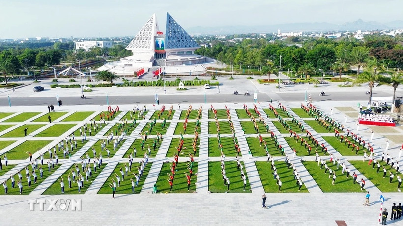 Más de mil personas participan en el X Día Internacional del Yoga en la provincia vietnamita de Ninh Thuan (Fuente: VNA)