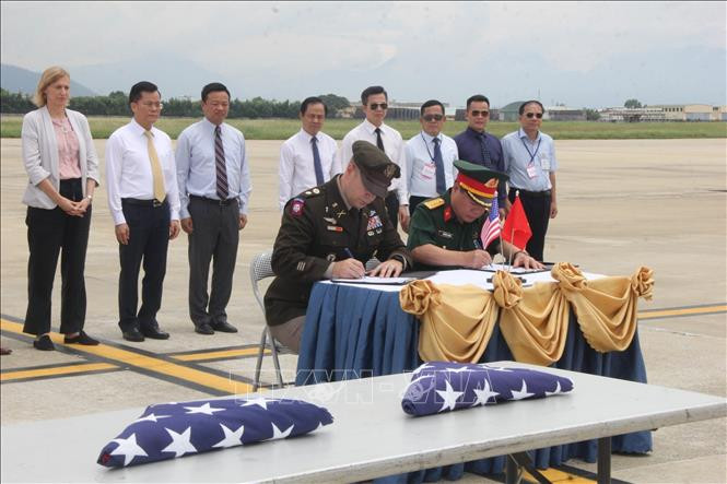En la 165ª ceremonia de repatriación de restos de soldados estadounidenses desaparecidos en la guerra en Vietnam. (Fuente:VNA)