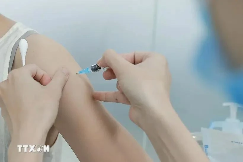 Realizan la vacunación a las personas contra la difteria en el Centro de Vacunación VNVC en Hanoi. (Fuente:VNA)