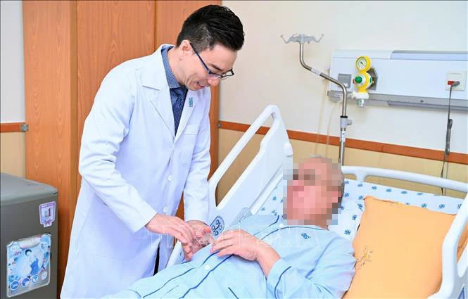 Médico del Hospital de Medicina y Farmacia de la Universidad de Ciudad Ho Chi Minh examina al paciente extranjero. (Fuente:VNA)