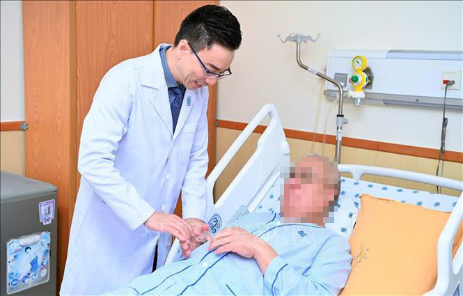 Médico del Hospital de Medicina y Farmacia de la Universidad de Ciudad Ho Chi Minh examina al paciente extranjero. (Fuente:VNA)