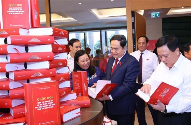 El presidente de la Asamblea Nacional, Tran Thanh Man, y delegados visitan el área de exhibición del libro del secretario general del Partido Comunista, Nguyen Phu Trong. (Fuente:VNA)