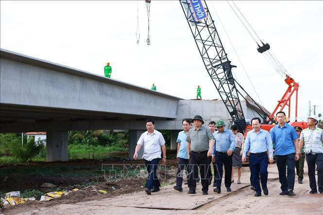 Premier de Vietnam verifica calidad de construcción de autopista Can Tho- Ca Mau. (Fuente:VNA)