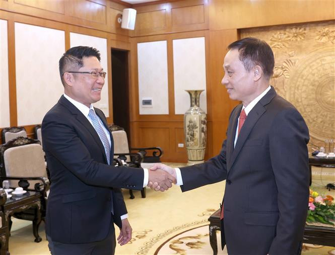 Le Hoai Trung, secretario del Comité Central del Partido Comunista de Vietnam y jefe de su Comisión de Relaciones Exteriores, recibe a Valaxay Lengsavad subjefe de la Comisión de Relaciones Exteriores del Comité Central del Partido Popular Revolucionario de Laos. (Fuente:VNA)