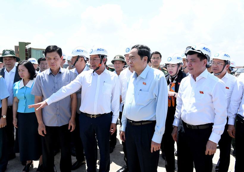 El presidente de la Asamblea Nacional de Vietnam, Tran Thanh Man, revisa las tareas de construcción del Aeropuerto Internacional de Long Thanh. (Fuente:VNA)