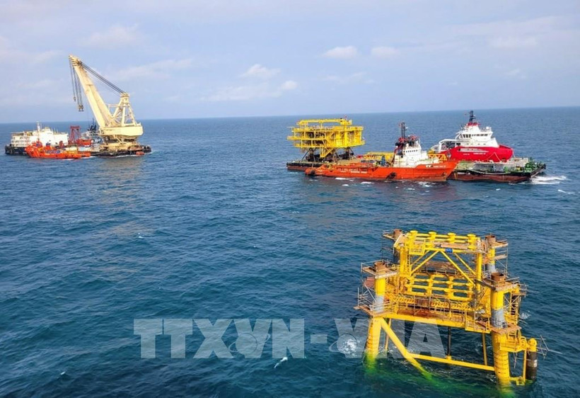 Vietsovpetro instala con éxito bloque superior de plataforma BK-23. (Fuente:VNA)