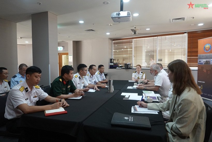 El contralmirante Christopher Smith, comandante de la flota de la Marina Real Australiana, recibió al contralmirante Nguyen Viet Khanh, subjefe de Estado Mayor de la Armada Popular de Vietnam. (Fuente: qdnd.vn)