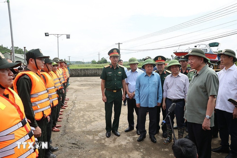 El secretario general del Partido Comunista y presidente de Vietnam, To Lam, alentó y entregó obsequios a las fuerzas de rescate en la comuna de Truong Sinh, distrito de Son Duong, provincia de Tuyen Quang. (Fuente: VNA)