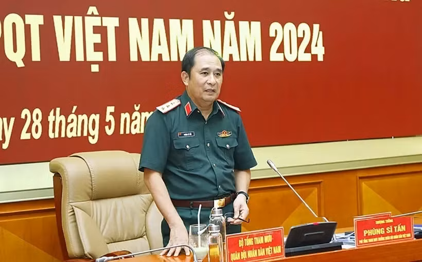 El teniente general Phung Si Tan, subjefe del Estado Mayor General del Ejército Popular de Vietnam, presidió la conferencia para aprobar el plan sobre la Exposición Internacional de Defensa de Vietnam 2024. (Fuente: VNA)