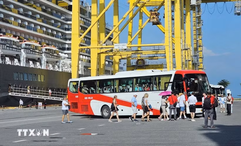 Casi dos mil vacacionistas extranjeros arribaron al puerto de Tien Sa, en la ciudad costera vietnamita de Da Nang (Fuente: VNA)