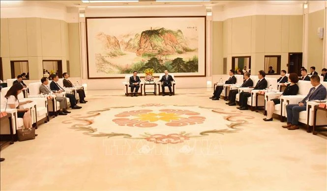 El jefe del Departamento de Propaganda y Educación del Comité Central del Partido Comunista de Vietnam, Nguyen Trong Nghia, se reúne con Huang Kunming, secretario del Comité del Partido Comunista de China en Guangdong. (Fuente: VNA)