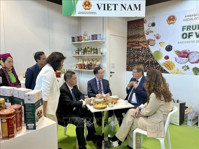 El embajador de Vietnam en Italia, Duong Hai Hung, y el vicepresidente del Comité Popular de la provincia de Lang Son, Doan Thanh Son, conversaron con el presidente de Macfrut, Renzo Piraccini. (Foto: VNA)