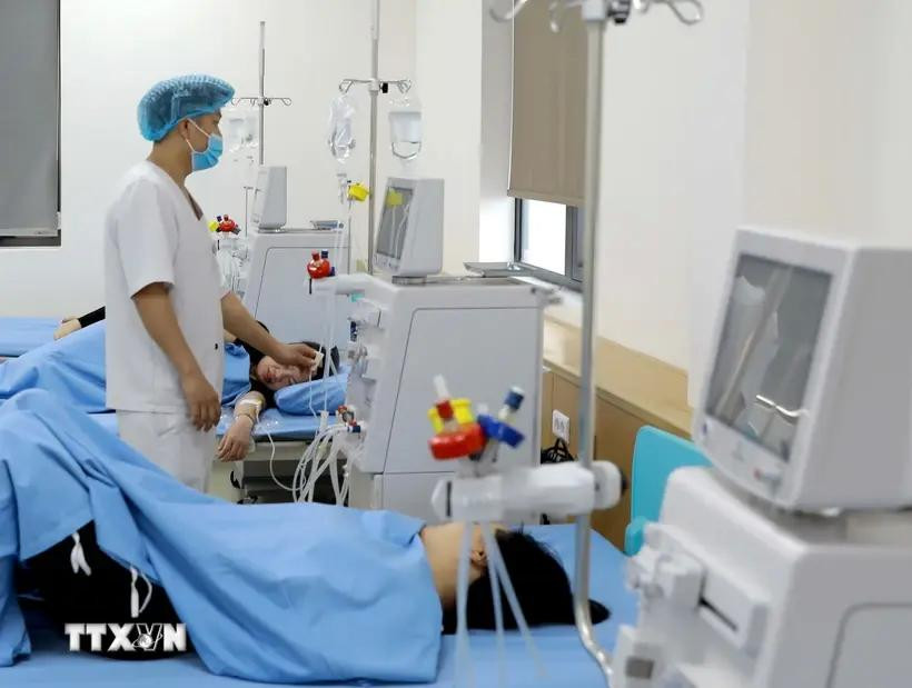 Atienden a personas que sufren intoxicación alimentaria en el hospital de Lac Viet. (Foto: VNA)