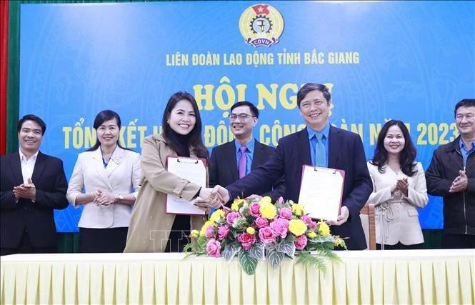 La Confederación de los Trabajadores de Bac Giang firma con el Grupo HOGI un acuerdo de cooperación sobre un programa de bienestar para los sindicalistas y trabajadores. (Foto: VNA)
