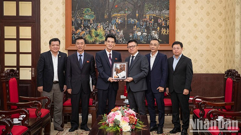 El embajador norcoreano en Vietnam, Ri Sung Guk, recibe un regalo de recuerdo entregado por el periódico Nhan Dan. (Fuente :nhandan.vn)
