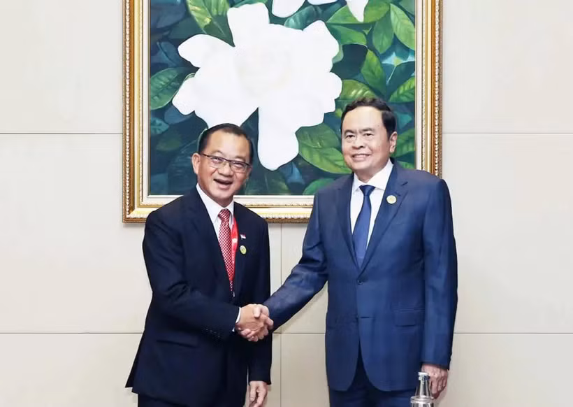 El presidente de de la Asamblea Nacional de Vietnam, Tran Thanh Man, se reunió con su homólogo singapurense, Seah Kian Peng, al margen de la 45 Asamblea General de la Asamblea Interparlamentaria de la ASEAN. (Fuente: VNA)