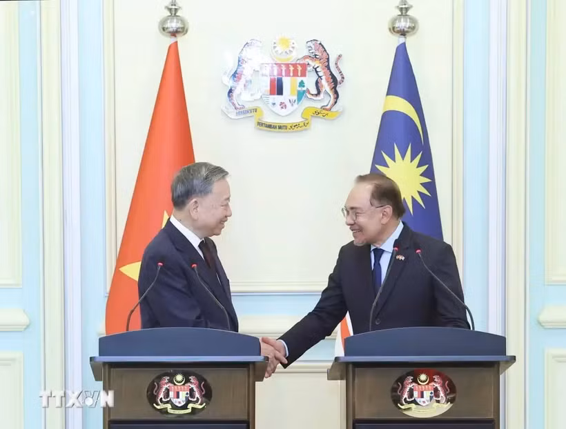El secretario general del Partido Comunista de Vietnam, To Lam (izquierda), y el primer ministro de Malasia, Anwar Ibrahim. (Fuente: VNA)