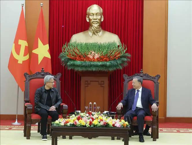 El secretario general del Partido Comunista de Vietnam (PCV), To Lam. recibe al fundador y presidente de NVIDIA, Jensen Huang. (Fuente: VNA)