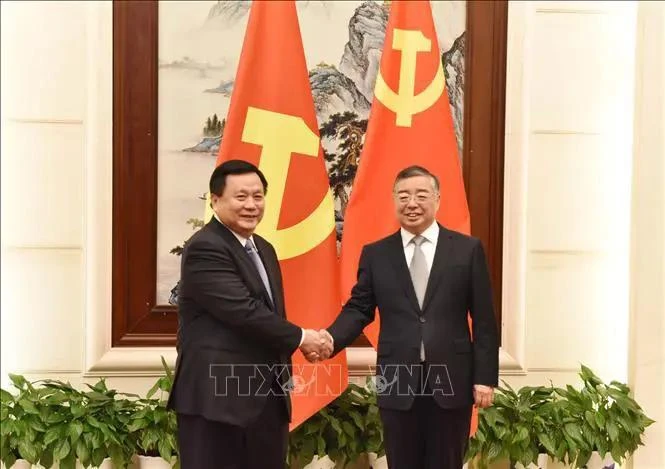 Nguyen Xuan Thang, miembro del Buró Político del Partido Comunista de Vietnam (PCV), presidente del Consejo Teórico Central y director de la Academia Nacional de Política Ho Chi Minh (izquierda) y Li Shulei, miembro del Buró Político, secretario del Secretariado del Comité Central del PCCh y jefe del Departamento de Publicidad del Comité Central del PCCh. (Fuente: VNA)